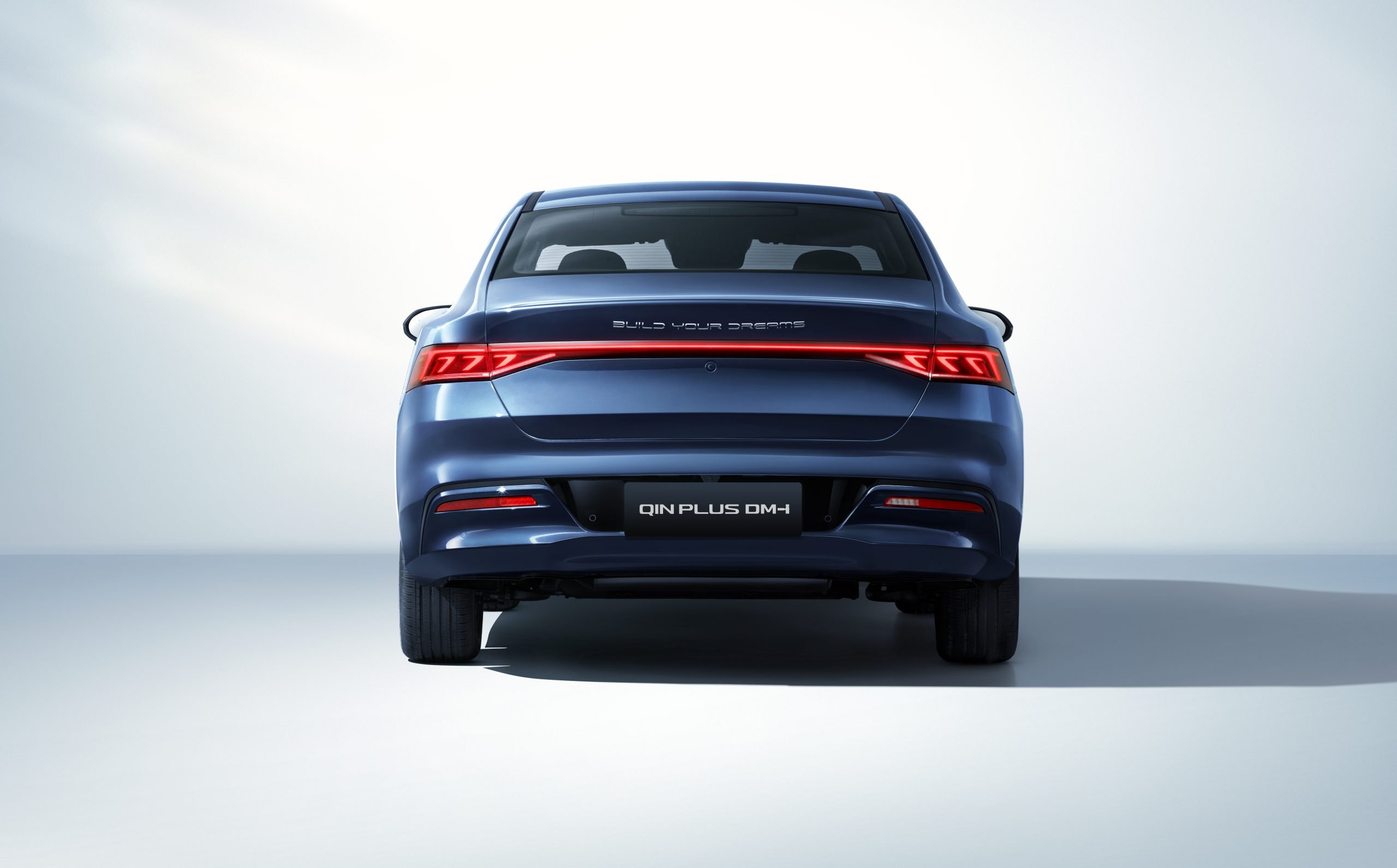 Treadmill Style Central Armrest